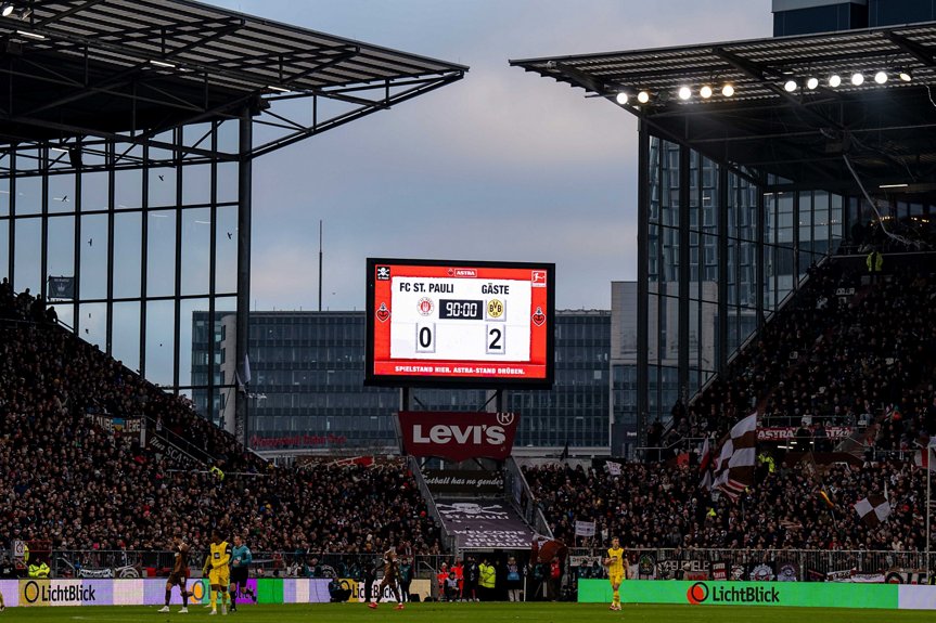 Am 1. März 2025 steht ein 0:2 auf der Anzeigetafel im Stadion am Millerntor. Serhou Guirassy und Karim Adeyemi haben die Treffer für den BVB erzielt.