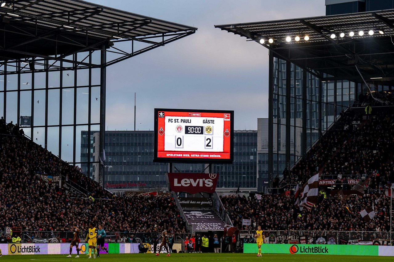 Am 1. März 2025 steht ein 0:2 auf der Anzeigetafel im Stadion am Millerntor. Serhou Guirassy und Karim Adeyemi haben die Treffer für den BVB erzielt.
