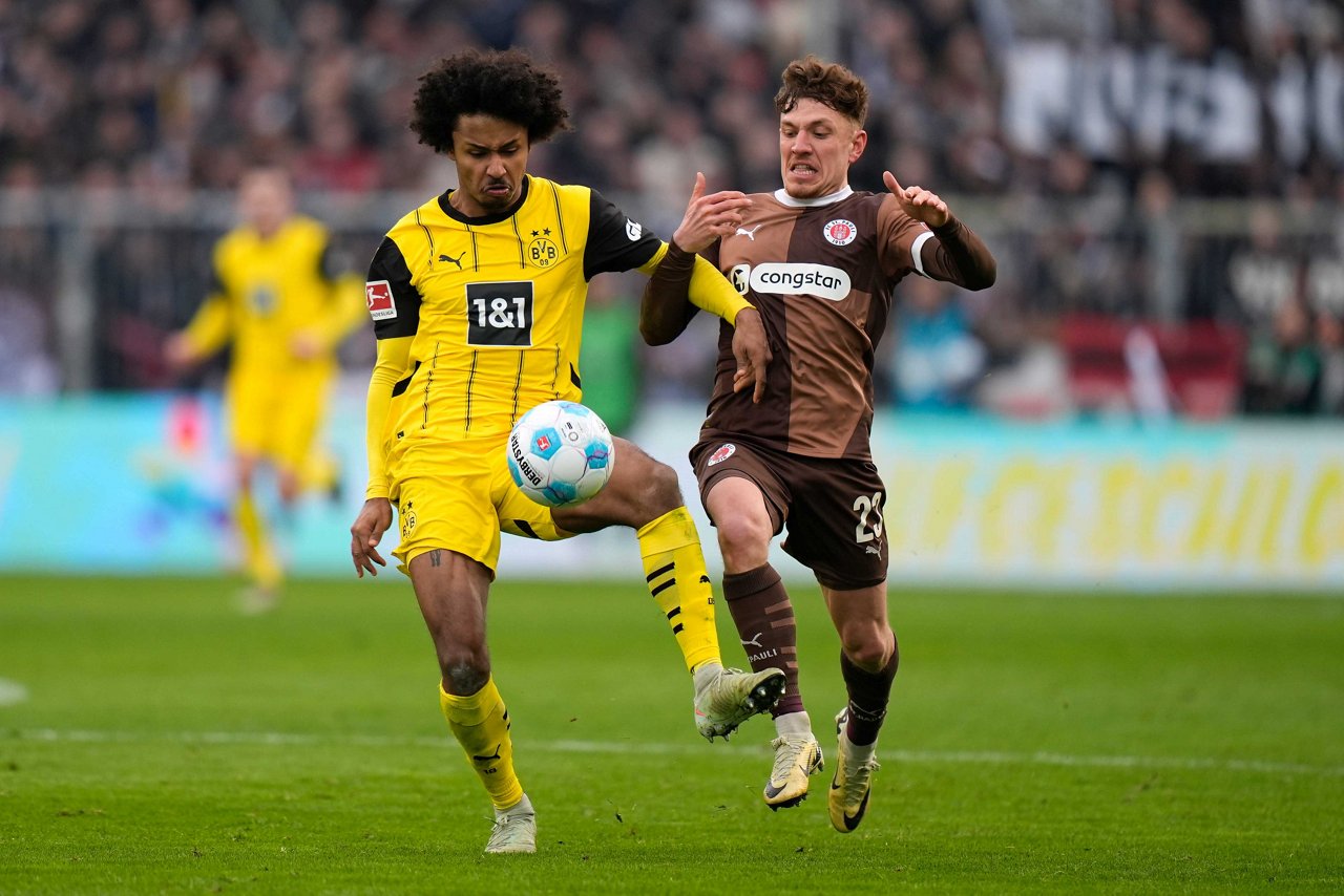 BVB-Torschütze Karim Adeyemi im Laufduell mit Philipp Treu.