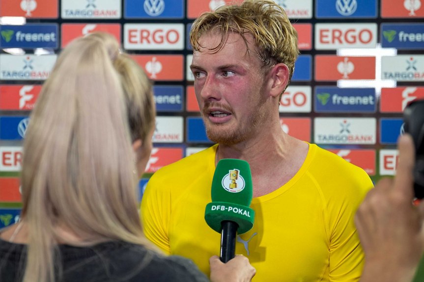 Julian Brandt gibt nach dem Pokalspiel in Essen ein TV-Interview.