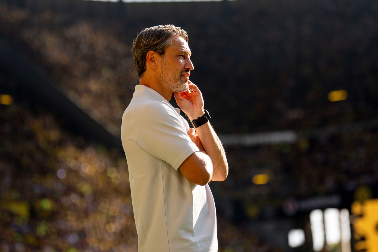 Niko Kovac schaut nachdenklich ins Stadion.