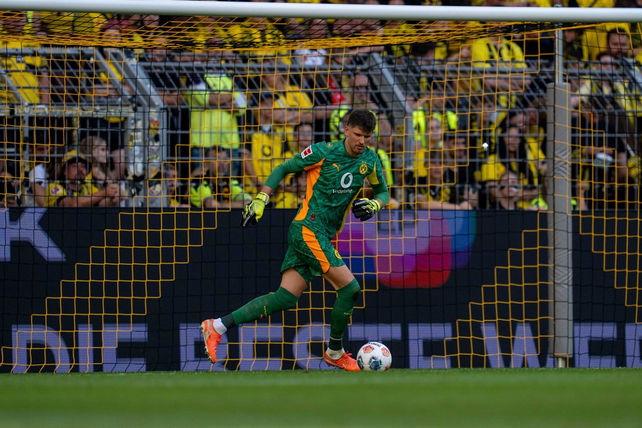 Gregor Kobel mit dem Ball am Fuß