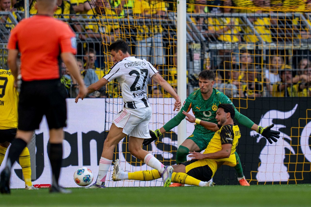 Ramy Bensebaini und Gregor Kobel verteidigen gegen den Turiner Torschützen Cambiasso.
