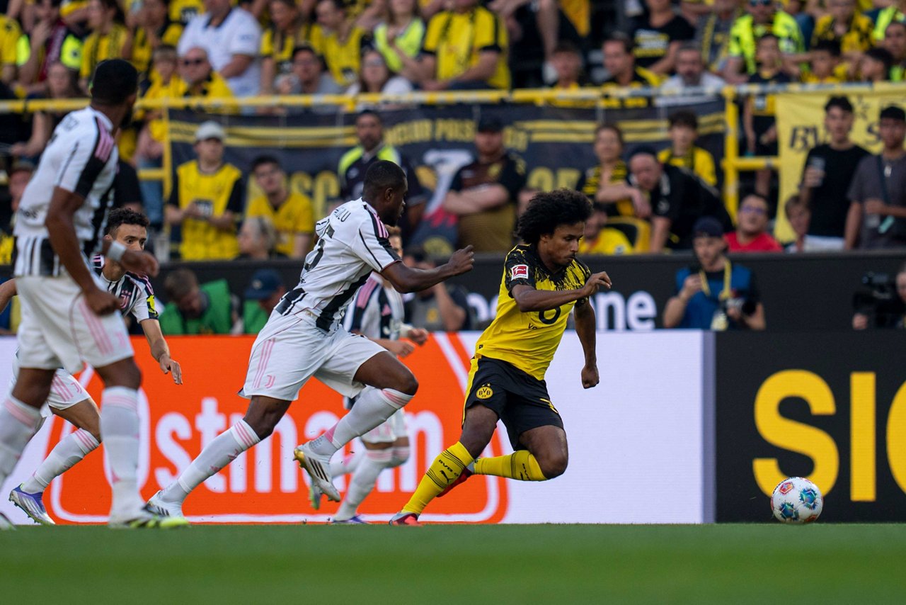 Karim Adeyemi setzt sich im Sprint gegen drei Spieler von Juventus Turin durch.