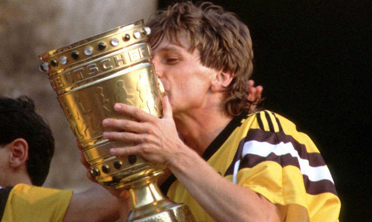 Frank Mill küsst im Juni 1989 den DFB-Pokal.