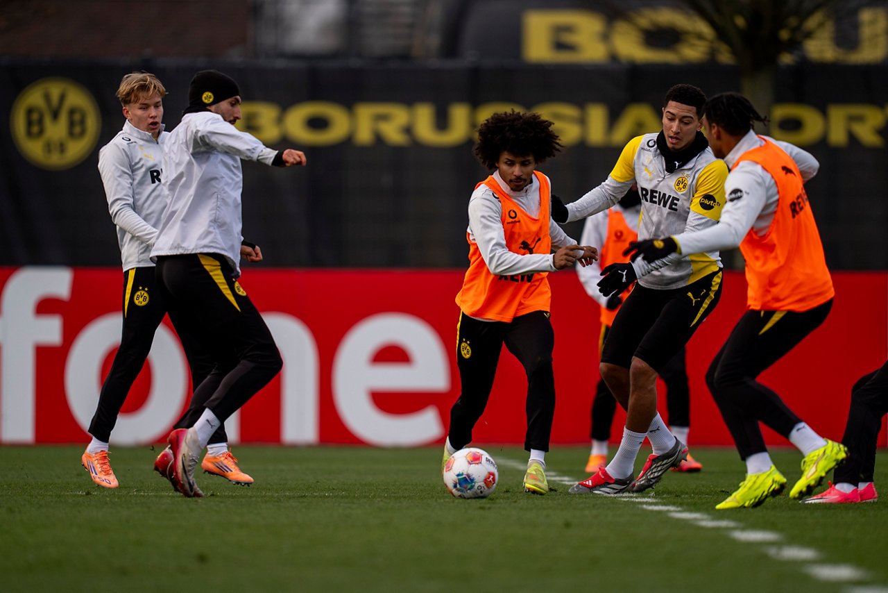 Karim Adeyemi und Jobe Bellingham fokussieren den Ball.