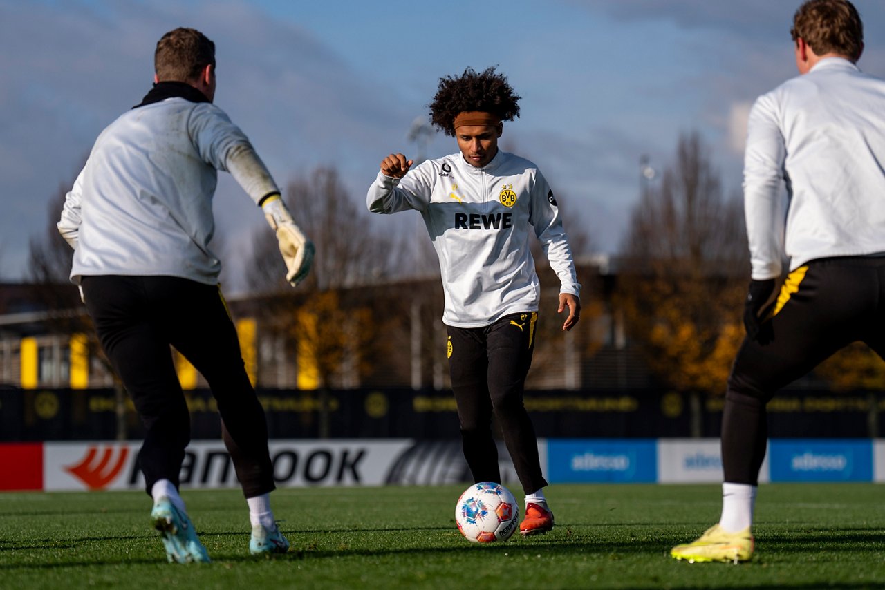 Karim Adeyemi am Ball.