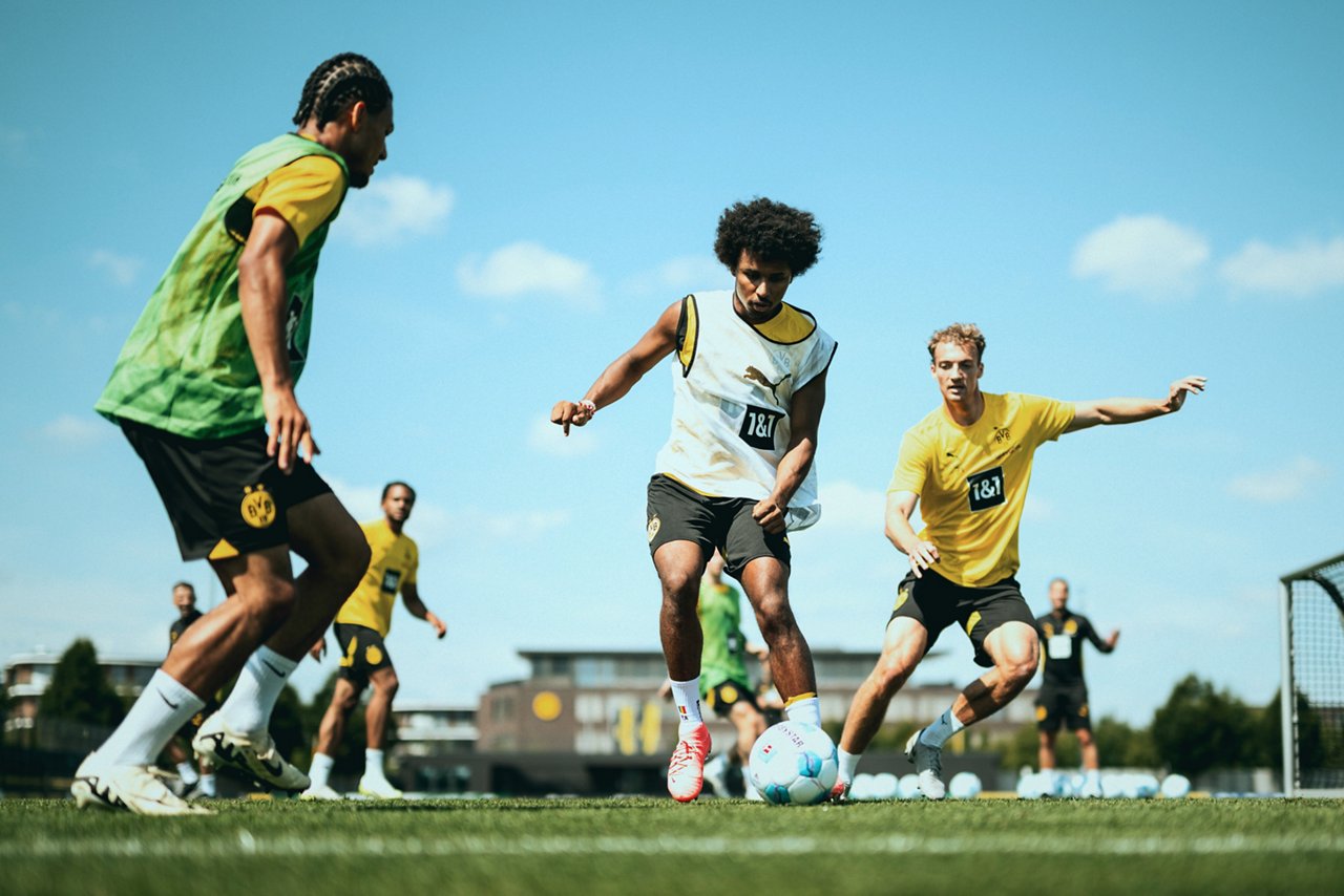 24/25, Bundesliga, Bundesligasaison, Training
Montag 15.07.2024, 1. Fussball - Bundesliga Saison 24/25 - Training in Dortmund, .BV Borussia Dortmund - Training - .Karim Adeyemi (BVB) Yannik Lührs Luehrs (BVB)..Copyright:.Borussia Dortmund GmbH & Co. KGaA.Rheinlanddamm 207-209.44137 Dortmund..(NO IPTC-stripping allowed).EDITORIAL USE ONLY
