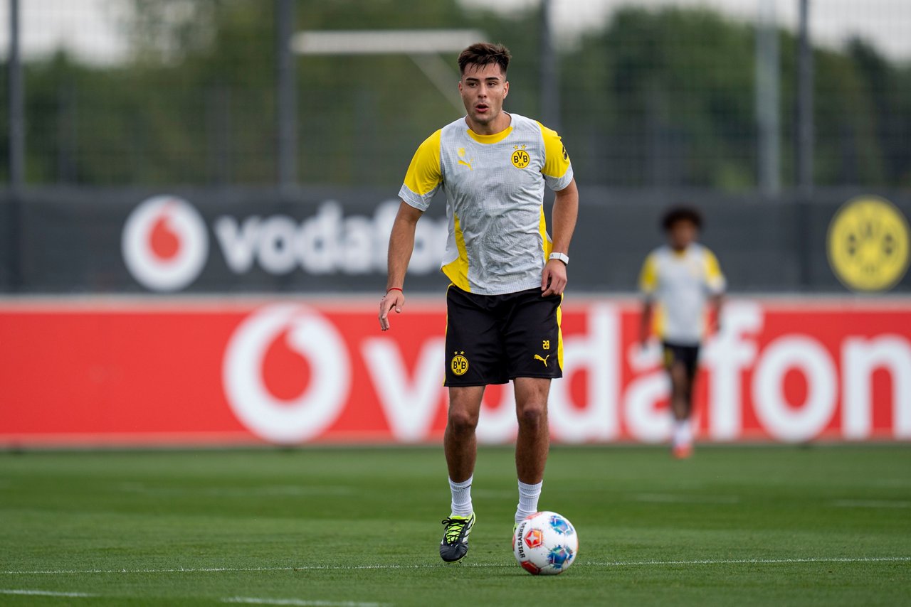 Aaron Anselmino auf dem Trainingsplatz am Ball.