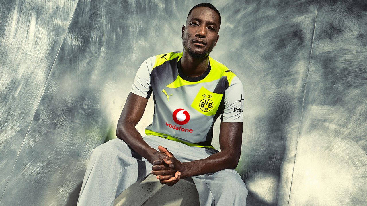 Serhou Guirassy im neuen Auswärtstrikot des BVB für die Saison 2025/26.