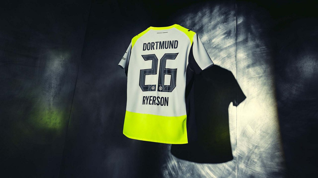 Rückansicht des neuen BVB-Auswärtstrikots für die Saison 2025/26 mit der Nummer 26 von Julian Ryerson.