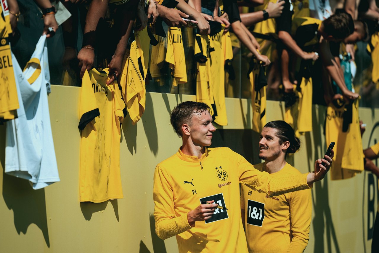 24/25, Bundesliga, Bundesligasaison, Training
Dienstag 27.08.2024, 1. Fussball - Bundesliga Saison 24/25 - Training in Dortmund, .BV Borussia Dortmund - Training - .Maximilian Maxi Beier (BVB) macht Fotos / Selfie mit den Fans..Copyright:.Borussia Dortmund GmbH & Co. KGaA.Rheinlanddamm 207-209.44137 Dortmund..(NO IPTC-stripping allowed).EDITORIAL USE ONLY