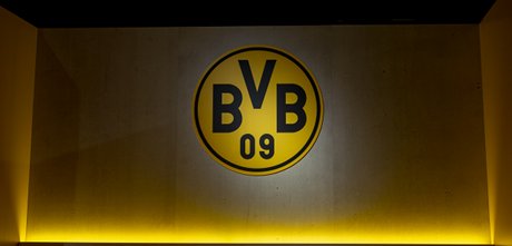 BVB-Logo auf beleuchteter Wand