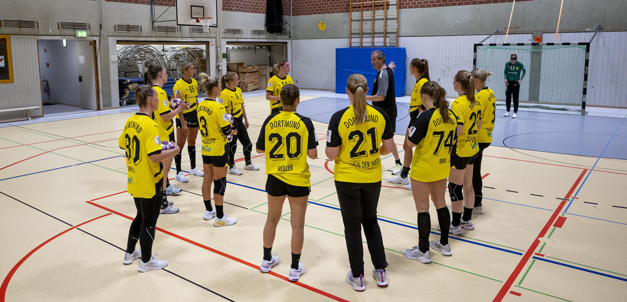 BVB Handball Women at a team meeting