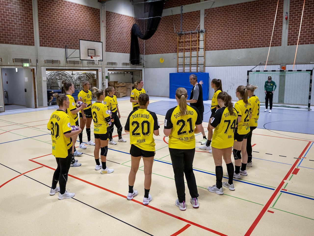 BVB Handball Women at a teams meeting