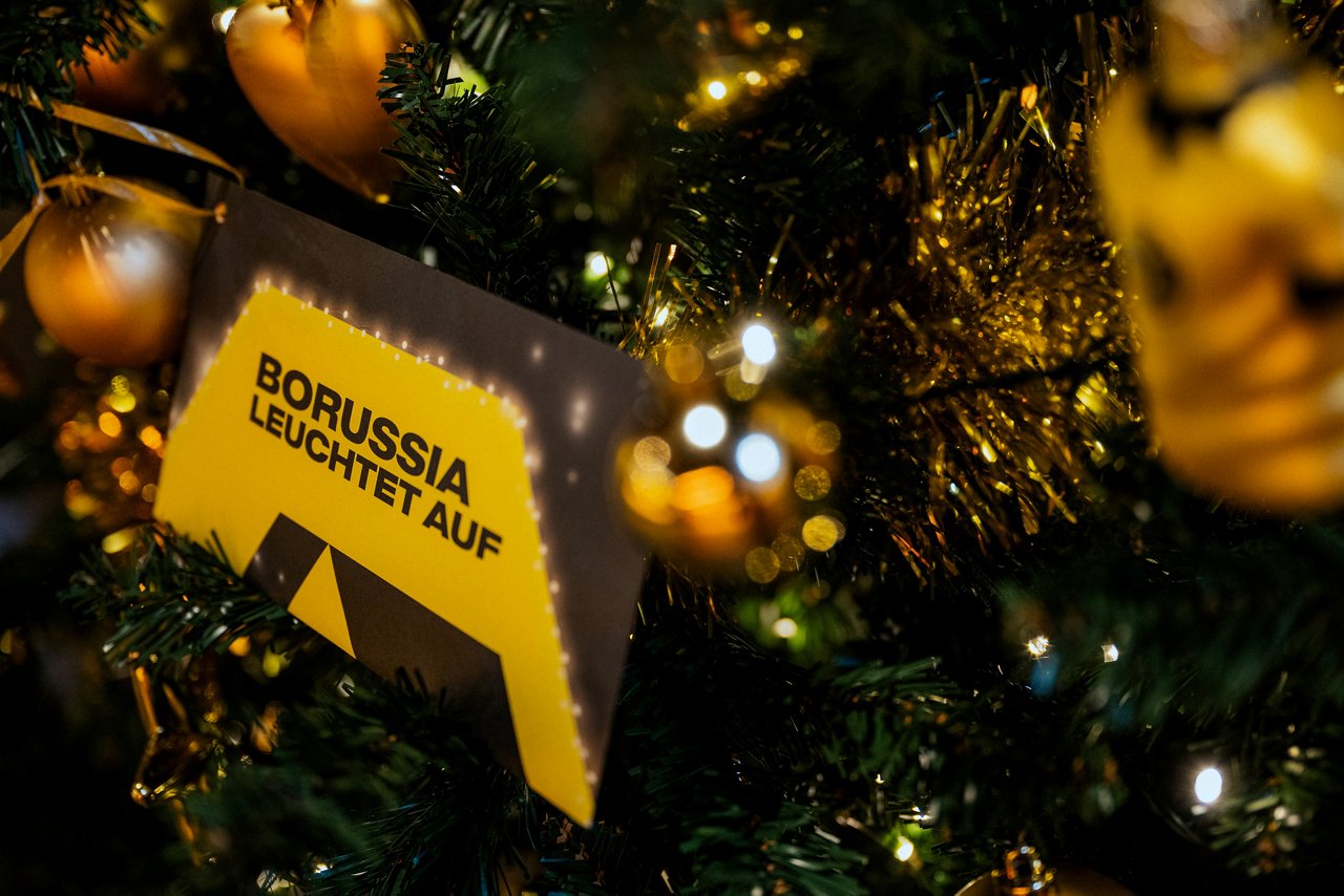 Montag 25.11.2024, 1. Fussball - Bundesliga Saison 24/25 - Borussia Dortmund - Weihnachtsbaum Wunschbaum Borussia leuchtet auf

Copyright:
Borussia Dortmund GmbH & Co. KGaA
Rheinlanddamm 207-209
44137 Dortmund

(NO IPTC-stripping allowed)
EDITORIAL USE ONLY
