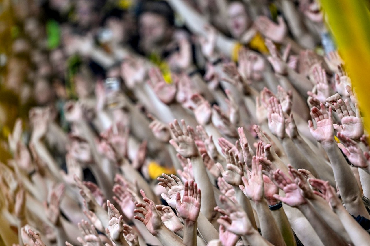 Hände auf der Südtribüne