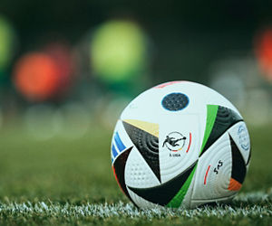 Ein Ball der Marke adidas Fussballliebe Pro, Competition Ball liegt auf dem Rasen und zeigt das Logo der 3. Liga, Ligalogo, offizieller Spielball, official Match Ball, Symbolfoto, Symbolbild, Symbol, Freisteller, Ganzkˆrper, Einzelbild, Einzelfoto, Sponsor, Ballsponsor, 05.07.2024, Sandhausen Deutschland, Fussball, Testspiel, FC Zuzenhausen - SV Sandhausen, 05.07.2024, Sandhausen Deutschland, Fussball, Testspiel, FC Zuzenhausen - SV Sandhausen, DFB/DFL REGULATIONS PROHIBIT ANY USE OF PHOTOGRAPHS AS IMAGE SEQUENCES AND/OR QUASI-VIDEO. *** A ball of the brand adidas Fussballliebe Pro, Competition Ball lies on the grass and shows the logo of the 3 Liga, league logo, official match ball, official match ball, symbol photo, symbol image, symbol, cropped image, full body, single image, single photo, sponsor, ball sponsor, 05 07 2024, Sandhausen Germany , Football, Test match, FC Zuzenhausen SV Sandhausen, 05 07 2024, Sandhausen Germany , Football, Test match, FC Zuzenhausen SV Sandhausen, DFB DFL REGULATIONS PROHIBIT ANY USE OF PHOTOGRAPHS AS IMAGE SEQUENCES AND OR QUASI VIDEO xozx