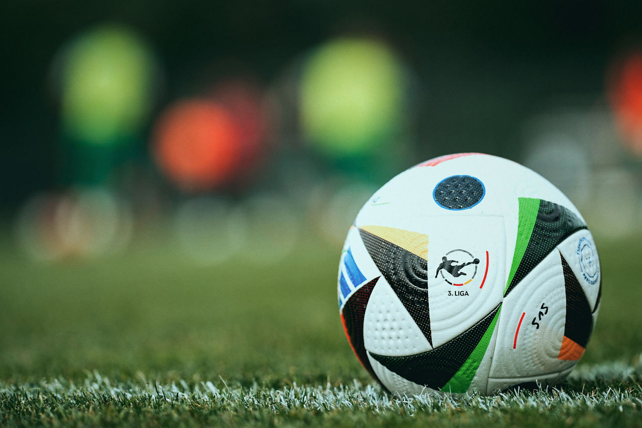 Ein Ball der Marke adidas Fussballliebe Pro, Competition Ball liegt auf dem Rasen und zeigt das Logo der 3. Liga, Ligalogo, offizieller Spielball, official Match Ball, Symbolfoto, Symbolbild, Symbol, Freisteller, Ganzkˆrper, Einzelbild, Einzelfoto, Sponsor, Ballsponsor, 05.07.2024, Sandhausen Deutschland, Fussball, Testspiel, FC Zuzenhausen - SV Sandhausen, 05.07.2024, Sandhausen Deutschland, Fussball, Testspiel, FC Zuzenhausen - SV Sandhausen, DFB/DFL REGULATIONS PROHIBIT ANY USE OF PHOTOGRAPHS AS IMAGE SEQUENCES AND/OR QUASI-VIDEO. *** A ball of the brand adidas Fussballliebe Pro, Competition Ball lies on the grass and shows the logo of the 3 Liga, league logo, official match ball, official match ball, symbol photo, symbol image, symbol, cropped image, full body, single image, single photo, sponsor, ball sponsor, 05 07 2024, Sandhausen Germany , Football, Test match, FC Zuzenhausen SV Sandhausen, 05 07 2024, Sandhausen Germany , Football, Test match, FC Zuzenhausen SV Sandhausen, DFB DFL REGULATIONS PROHIBIT ANY USE OF PHOTOGRAPHS AS IMAGE SEQUENCES AND OR QUASI VIDEO xozx