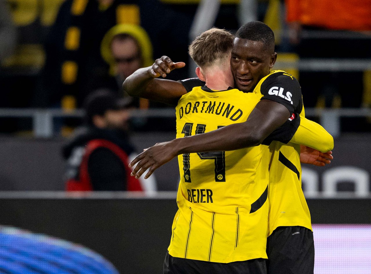 Maxi Beier und Serhou Guirassy umarmen sich.