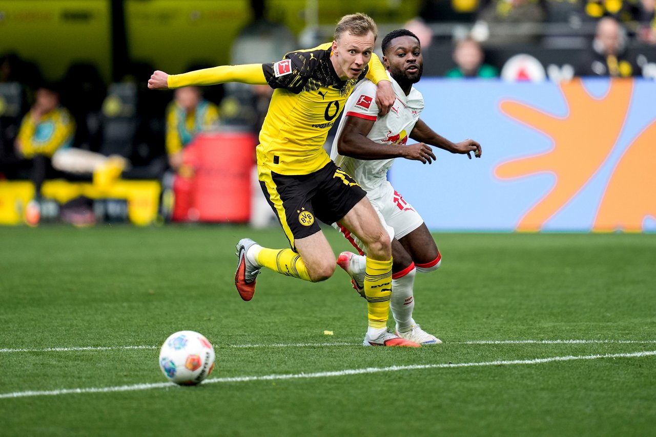 Maxi Beier im Laufduell mit Ridle Baku.