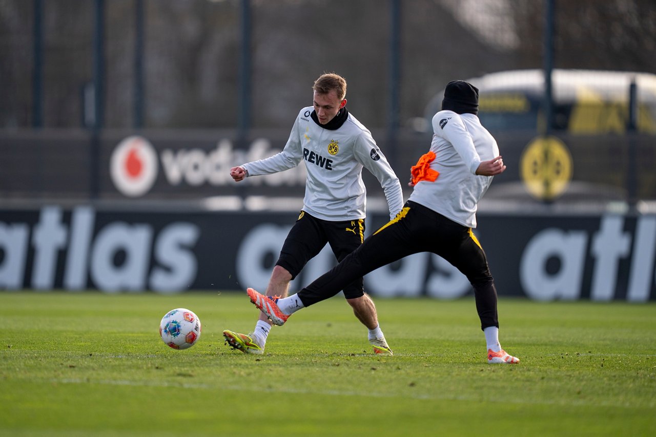 Maximilian Beier auf dem Trainingsplatz im Zweikampf.