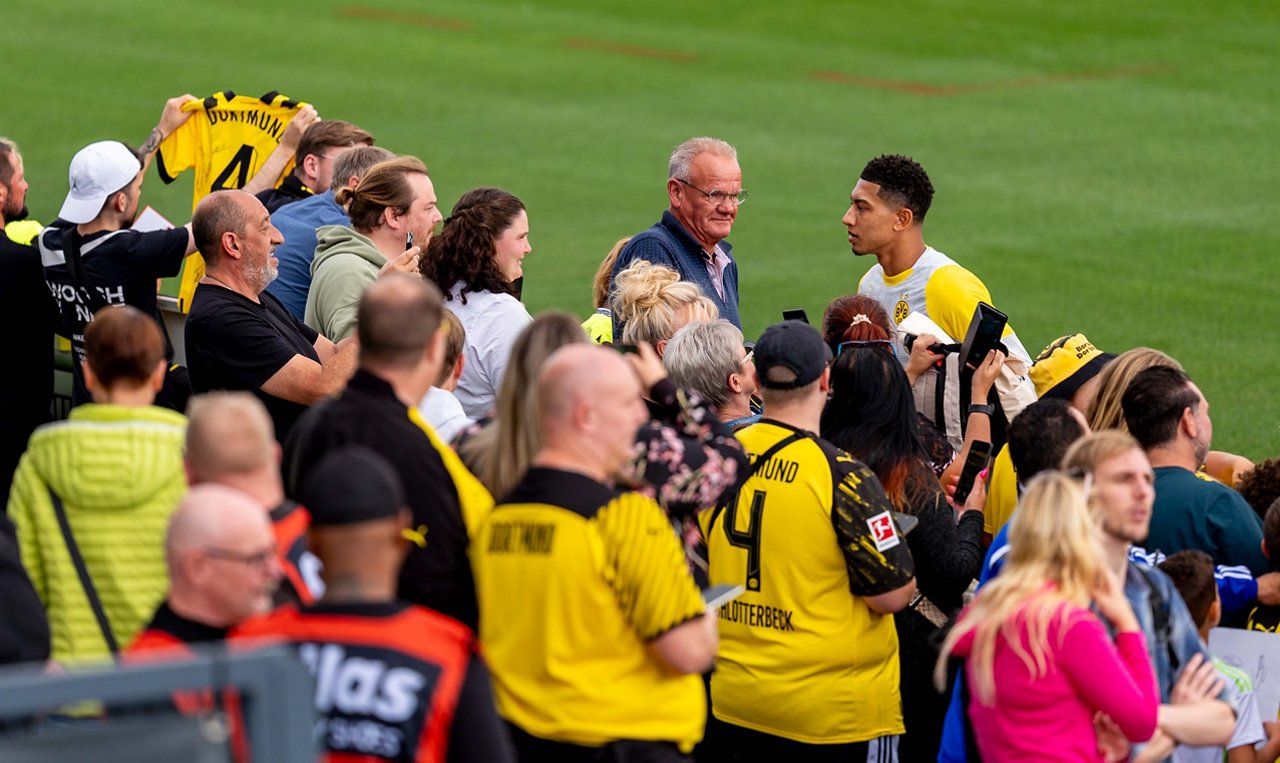 Jobe Bellingham gibt beim öffentlichen Training Autogramme.