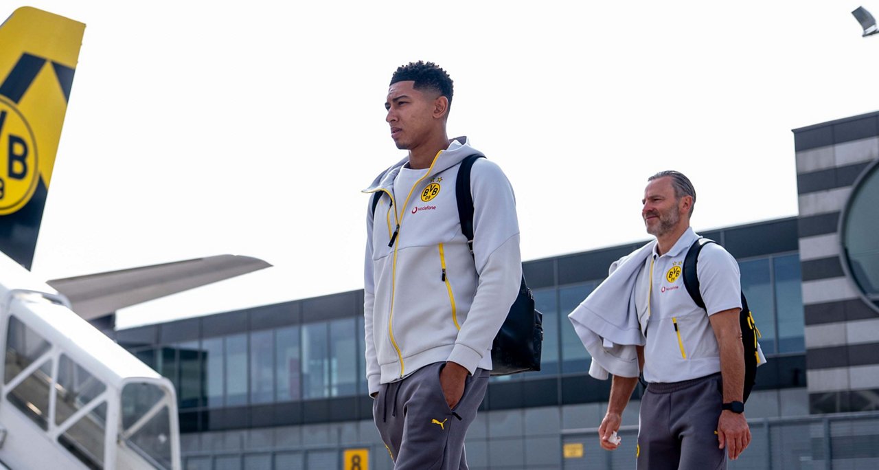 Jobe Bellingham auf dem Weg zum Flugzeug.