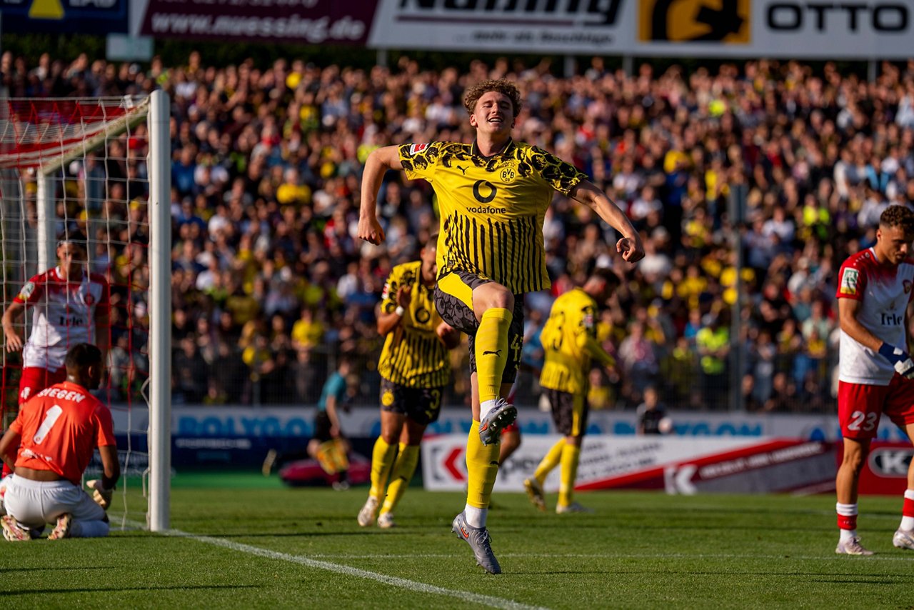 Elias Bekara during the friendly against Siegen.