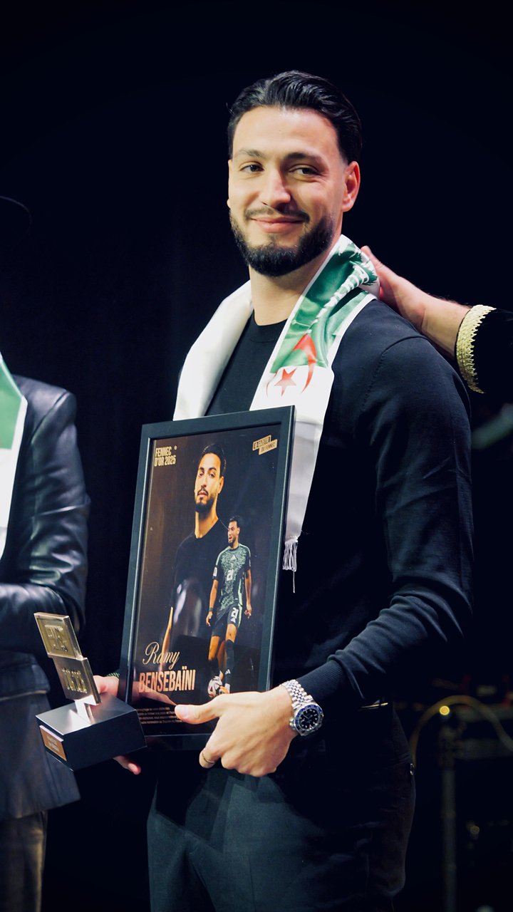 Ramy Bensebaini hält die Auszeichnung als "Fennec d'Or" in den Händen.