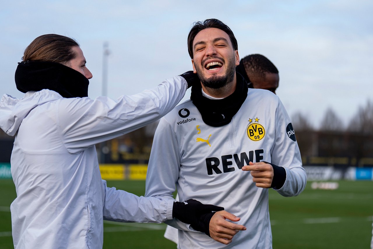 Ramy Bensebaini lacht beim Training.