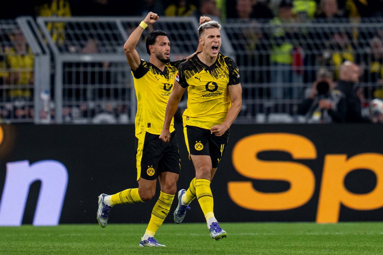 Ramy Bensebaini und Nico Schlotterbeck laufen und jubeln.