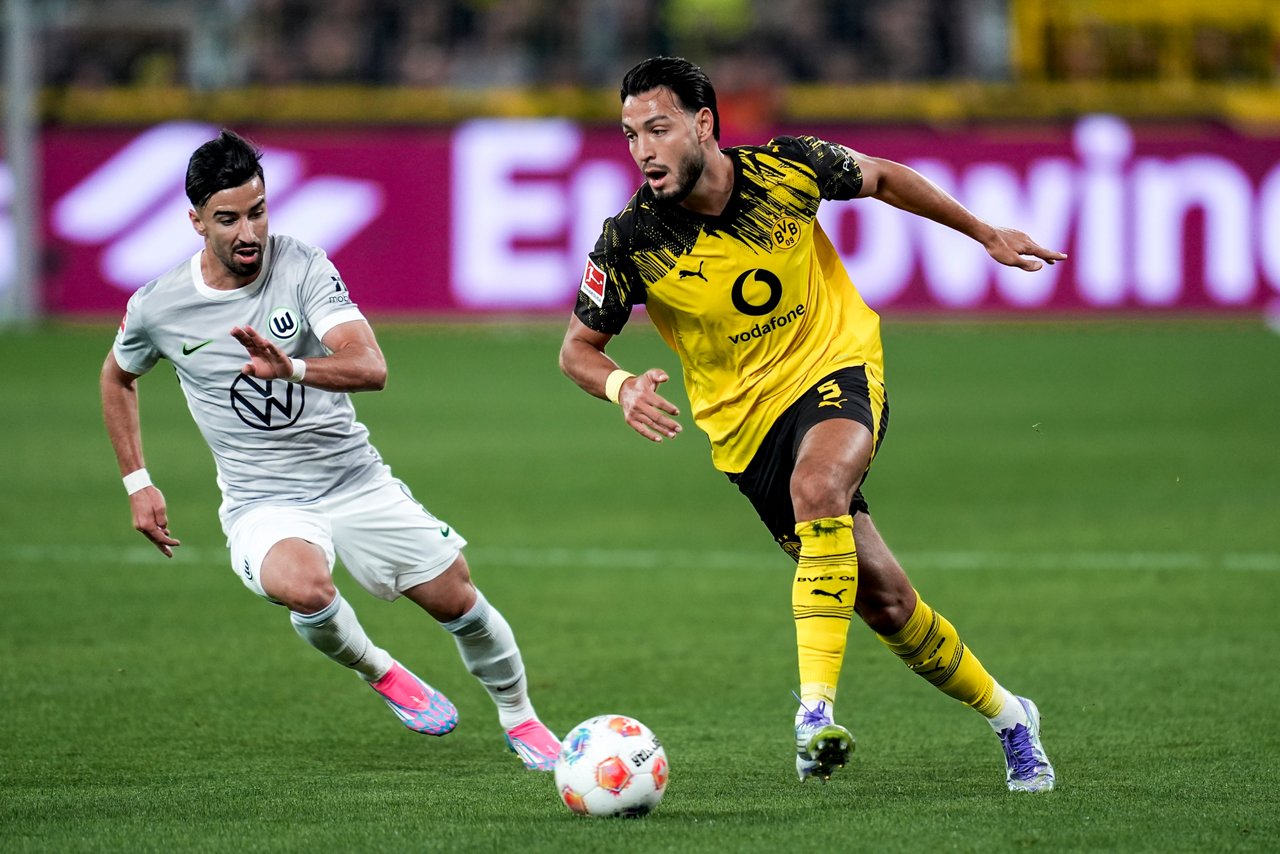 Ramy Bensebaini am Ball gegen einen Wolfsburger.