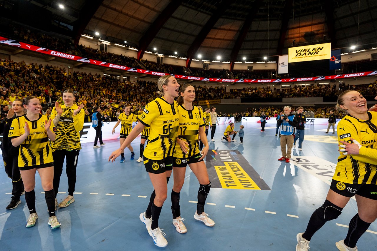 24/25, Damen, Handball, European, League, Alle, In, Die, Halle
Samstag 22.02.2025, Handball EHF European League 24/25 - 6. Spieltag in Dortmund,    .Borussia Dortmund - Sola HK... Dana Bleckmann (BVB) Alicia Langer (BVB) .Copyright:.Borussia Dortmund GmbH & Co. KGaA.Rheinlanddamm 207-209.44137 Dortmund..(NO IPTC-stripping allowed).EDITORIAL USE ONLY