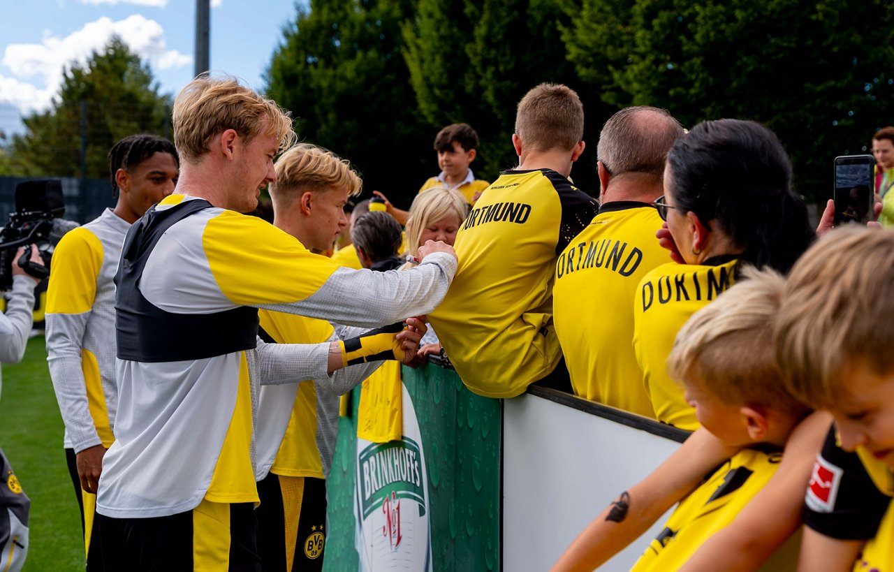 Julian Brandt gibt beim öffentlichen Training Autogramme.
