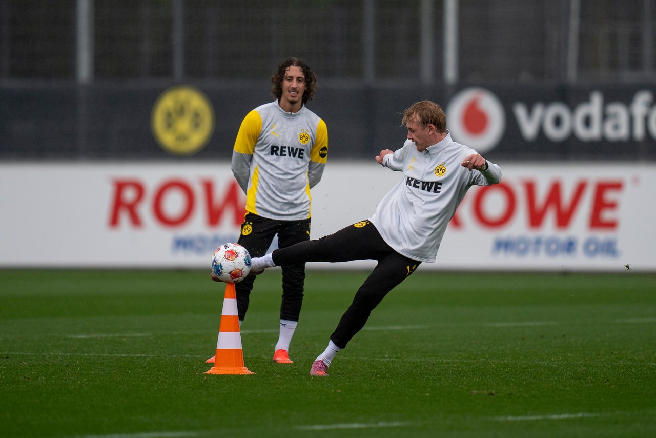 Julian Brandt schießt einen Ball von einem Hütchen.