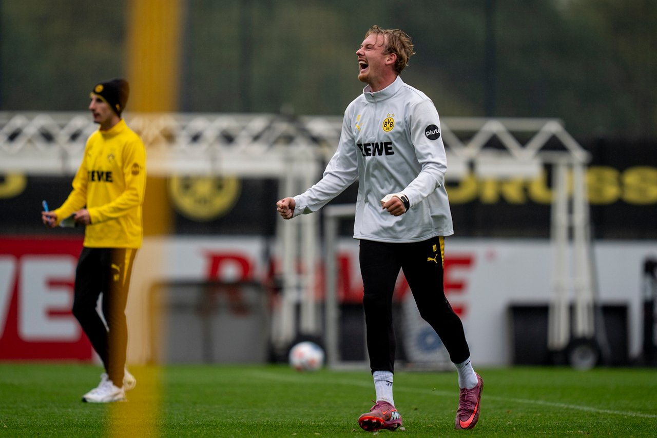 Julian Brandt jubelt mit zwei geballte Fäusten.