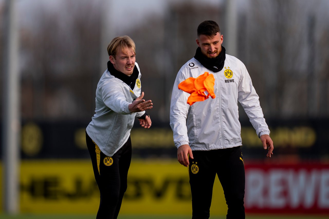 Julian Brandt wirft ein Leibchen.