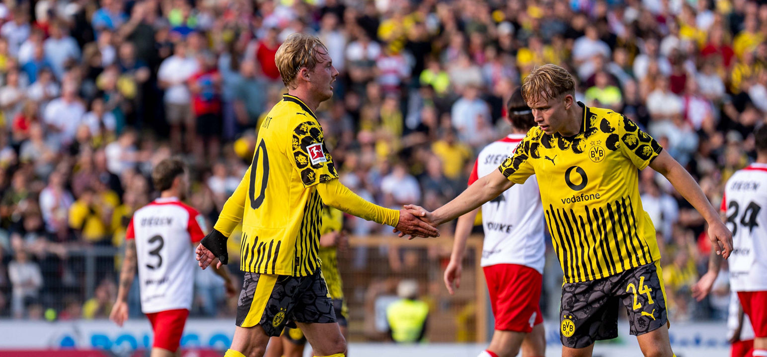 Julian Brandt und Daniel Svensson beim Testspiel in Siegen.