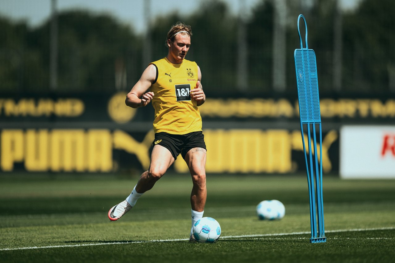 24/25, Bundesliga, Bundesligasaison, Training
Montag 15.07.2024, 1. Fussball - Bundesliga Saison 24/25 - Training in Dortmund, .BV Borussia Dortmund - Training - .Julian Brandt (BVB)..Copyright:.Borussia Dortmund GmbH & Co. KGaA.Rheinlanddamm 207-209.44137 Dortmund..(NO IPTC-stripping allowed).EDITORIAL USE ONLY