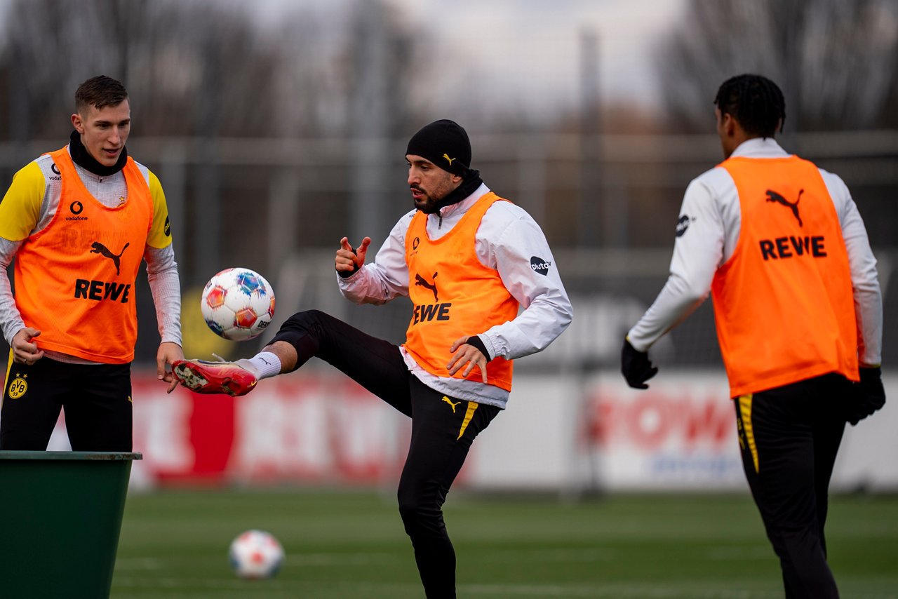 Emre Can nimmt den Ball mit dem rechten Fuß an.