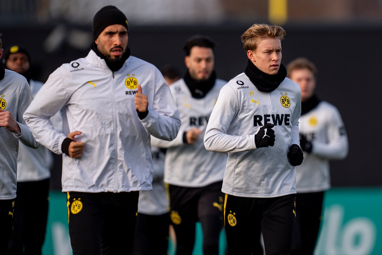 Emre Can und Daniel Svensson laufen beim Training.