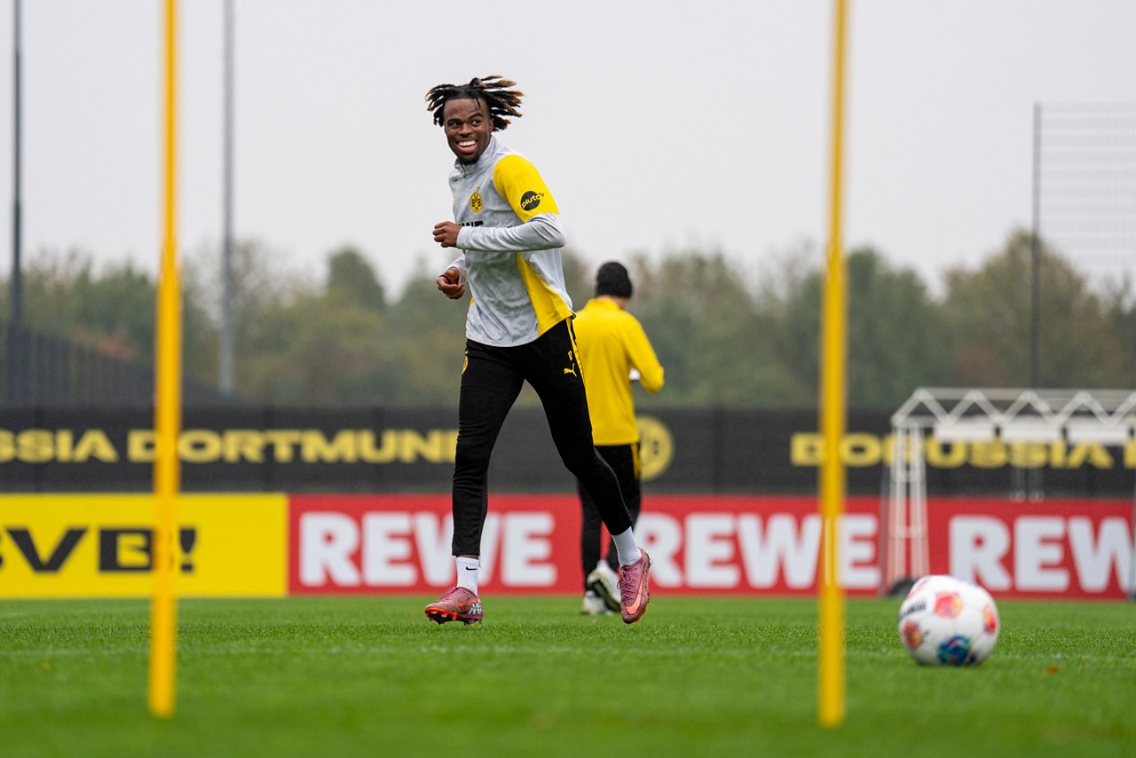 Carney Chukwuemeka läuft und schaut auf den Ball.