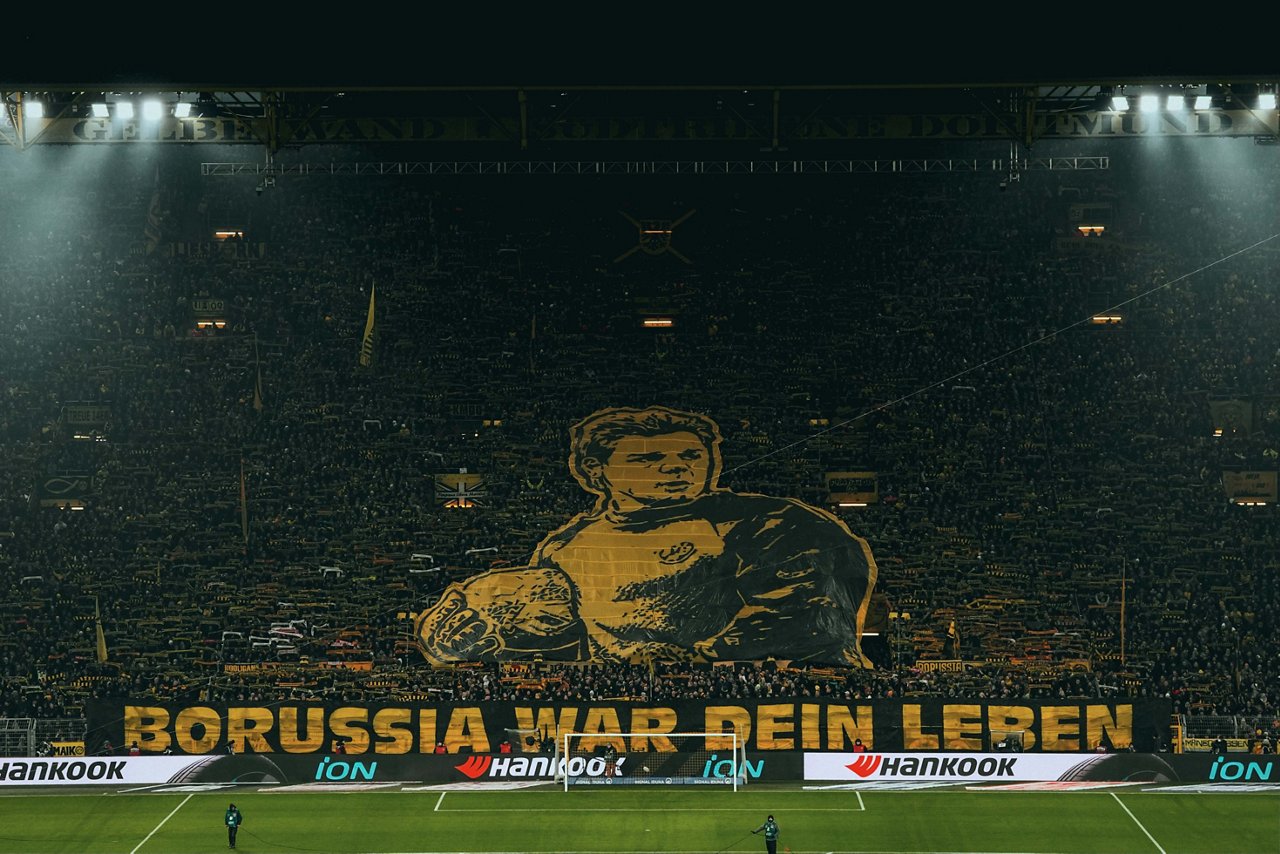 Freitag 10.01.2025, 1. Bundesliga Saison 24/25 - 16. Spieltag in Dortmund, 
Borussia Dortmund - Bayer 04 Leverkusen, 
RIP Teddy, Wolfgang Teddy De Beer, Suedtribuene, Gelbe Wand, Choreo, Choreografie

Copyright:
Borussia Dortmund GmbH & Co. KGaA
Rheinlanddamm 207-209
44137 Dortmund

(NO IPTC-stripping allowed)
EDITORIAL USE ONLY