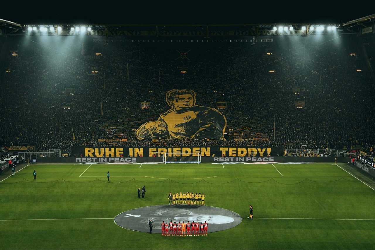 Freitag 10.01.2025, 1. Bundesliga Saison 24/25 - 16. Spieltag in Dortmund, 
Borussia Dortmund - Bayer 04 Leverkusen, 
RIP Teddy, Wolfgang Teddy De Beer, Schweigeminute, Suedtribuene, Gelbe Wand, Choreo, Choreografie

Copyright:
Borussia Dortmund GmbH & Co. KGaA
Rheinlanddamm 207-209
44137 Dortmund

(NO IPTC-stripping allowed)
EDITORIAL USE ONLY