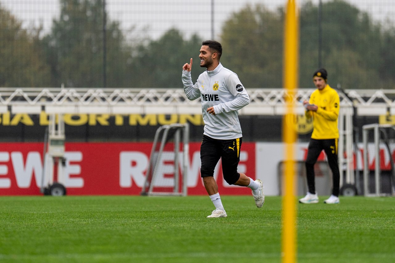 Yan Couto läuft und hebt den rechten Finger.