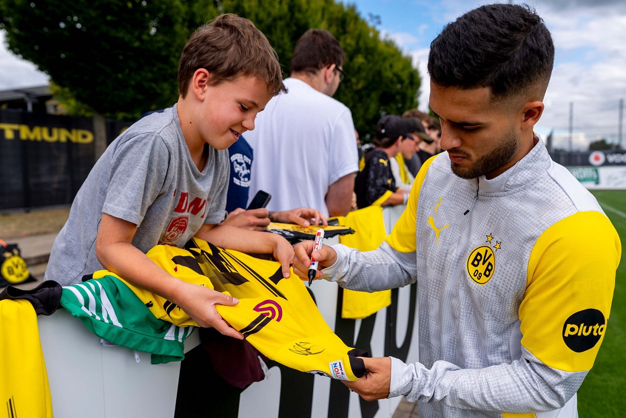Yan Couto gibt beim öffentlichen Training Autogramme.