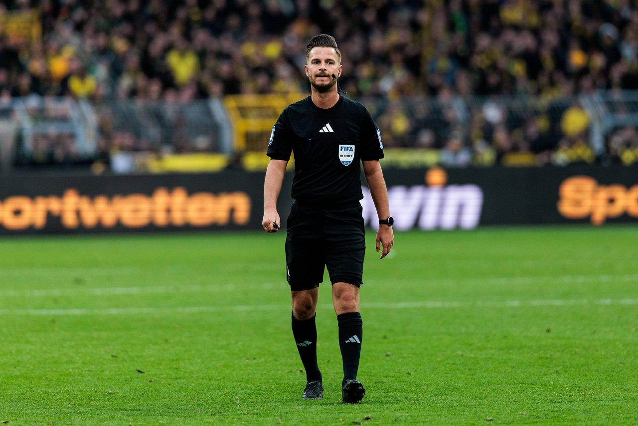 Schiedsrichter Daniel Schlager geht über den Platz im SIGNAL IDUNA PARK.