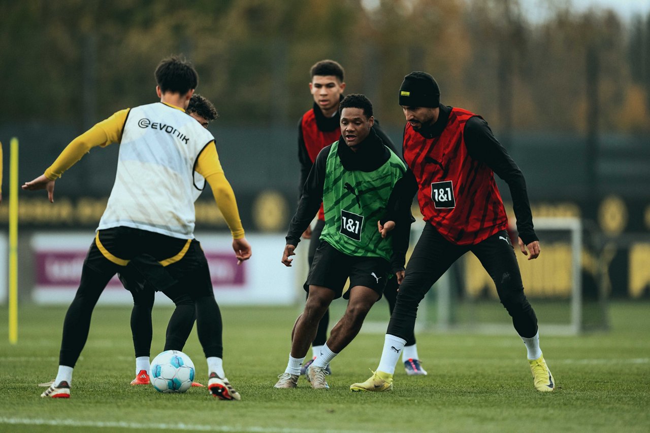 24/25, Bundesliga, Bundesligasaison, Training
Montag 18.11.2024, 1. Fussball - Bundesliga Saison 24/25 - Training in Dortmund, .BV Borussia Dortmund - Training - .Julien Duranville (BVB) Emre Can (BVB)..Copyright:.Borussia Dortmund GmbH & Co. KGaA.Rheinlanddamm 207-209.44137 Dortmund..(NO IPTC-stripping allowed).EDITORIAL USE ONLY