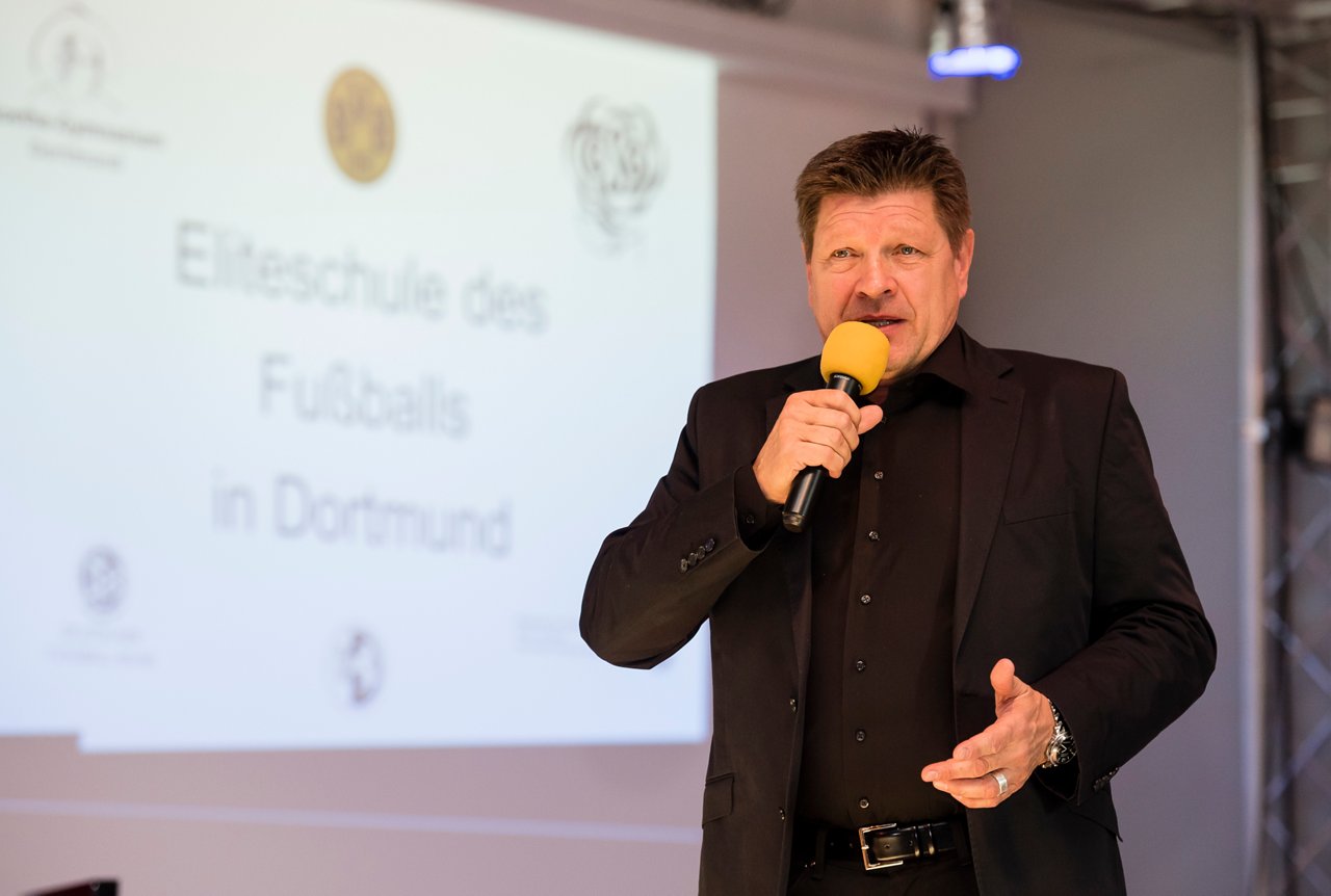 Eliteschule des Fußballs entdecken.
